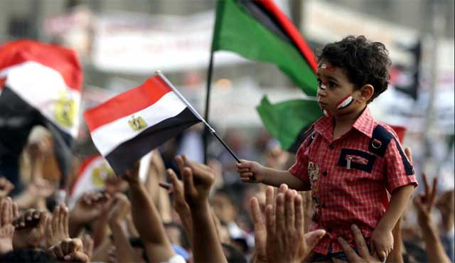 Un nio en las manifestaciones de la plaza Tahrir en El Cairo. | Reuters