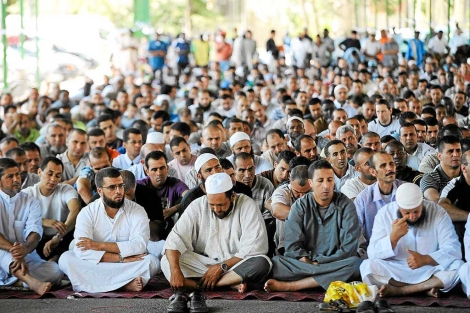 Los fieles, durante un rezo en la mezquita del Nord. | Foto: Laurent Sansen