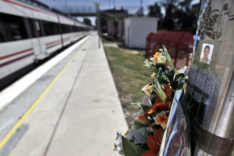 Flores en recuerdo de una de las vctimas del accidente. | Efe
