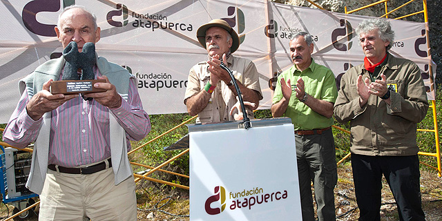 Emiliano Aguirre posa con el premio ante Arsuaga, Carbonell y Bermdez de Castro. | Ical