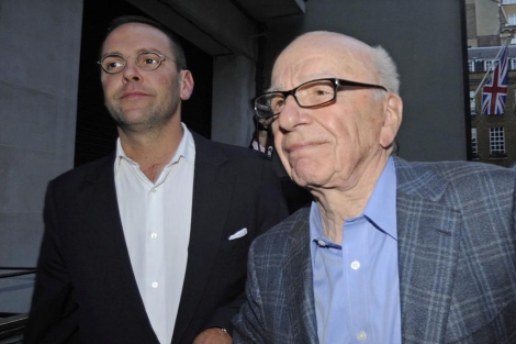 James y Rupert Murdoch, camino de su casa de Londres, el pasado 10 de julio. | Efe