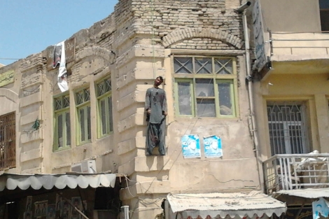El asesino del hermanastro del presidente Karzai colgado de un edificio. | Afp