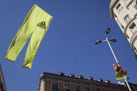 Greenpeace cuelga los de Nike y Adidas el centro Madrid | Natura | elmundo.es