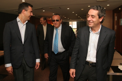 Ricardo Costa y Vctor Campos con Carlos Fabra en un acto de partido en 2007. | E. T.