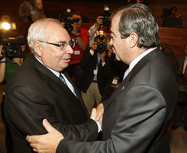 El ex presidente lvarez Areces felicita a su sucesor, Francisco lvarez-Cascos, tras su eleccin. | Efe