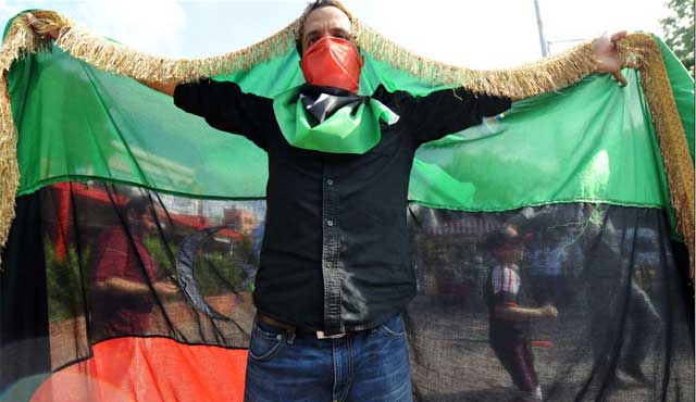 Un hombre se manifiesta contra el rgimen libio en Estambul. | Afp