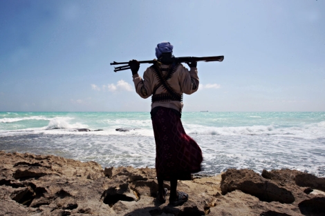 Un pirata armado observa el mar en el noreste de Somalia. | Afp
