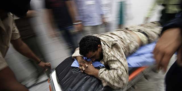 Un rebelde libio herido en la ofensiva es trasladado al hospital. | Afp