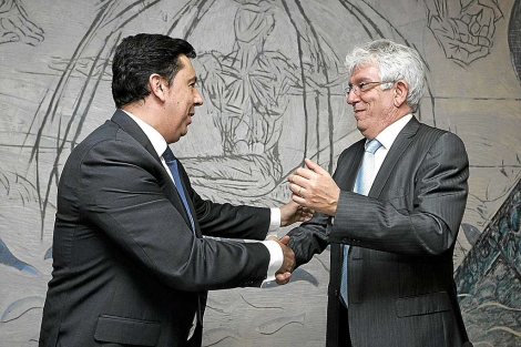 Juan Carlos Morn y Jos ngel Hermida se felicitan por la firma del convenio. | Ical