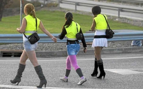 Prostitutas en Lleida con chalecos reflectantes para no ser multadas. | Efe