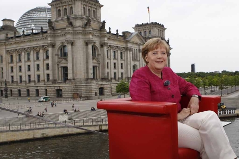 Merkel momentos antes de una entrevista en la televisin pblica. | Reuters