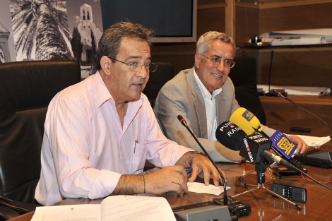 Benito Garca (CdeI) y Pablo Carrillo (PSOE), presentan la mocin de censura. | M. Cubero