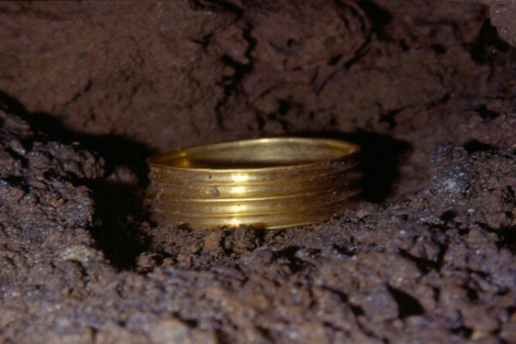 Brazalete de hace 3.500 aos encontrado en la Cueva de Silo.|GE Edelweiss