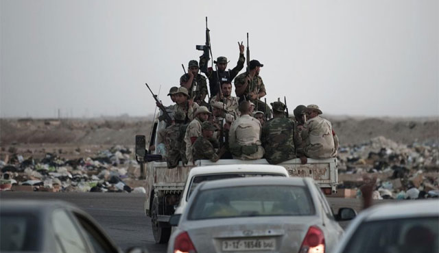 Un grupo de rebeldes libios avanza de camino a la estratgica localidad de Brega. | Afp