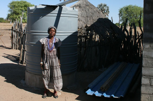 Ndaafetwa Hifekepunye, junto a su tanque de agua.