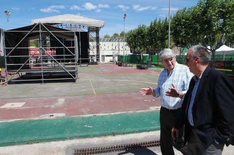 El alcalde de Benidorm visita los escenarios y las instalaciones del festival. | Leslie Hevesi
