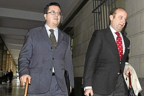 El juez Francisco Serrano, a la izquierda, junto a su abogado Joaqun Moeckel. | EM