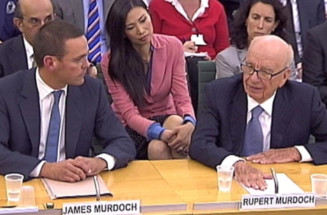 La esposa de Murdoch, entre su marido y James Murdoch. | Reuters