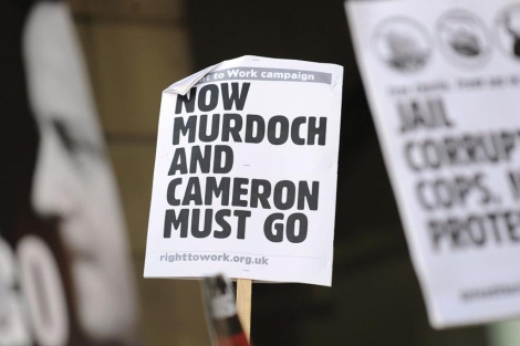 Manifestantes piden la dimisin de David Cameron ante el Parlamento. | Efe