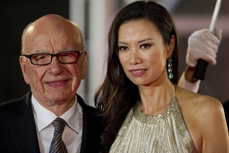 Rupert Murdoch (i.) junto a su esposa Wendi Deng. | Afp