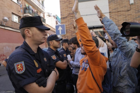 Varios policas controlan a los manifestantes. | Efe