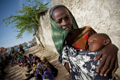 Una mujer a las puertas de un centro mdicos para desnutridos en Mogadiscio.| Efe