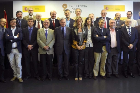 La ministra Cristina Garmendia junto a los responsables de los 22 centros.| Kiko Huesca
