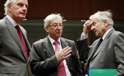 El presidente del Eurogrupo, Jean-Claude Juncker (c), Jean-Claude Trichet (d) y el comisario Michel Barnier (i) | Efe