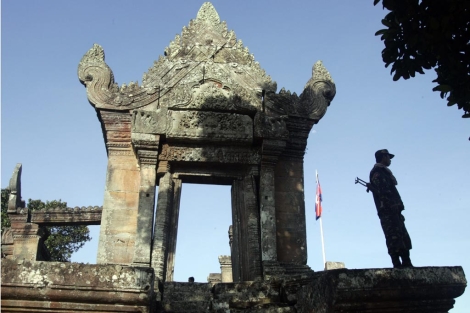 El templo de Preah Vihear con un soldado camboyano alerta. | Efe