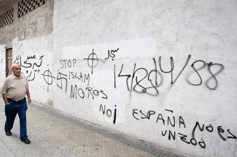 Pintadas racistas y nazis en la lonja que albergar una mezquita en Vitoria. | Efe