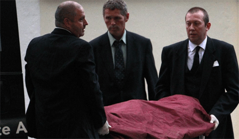Trabajadores de la funeraria trasladan el cadáver de la cantante. | Reuters
