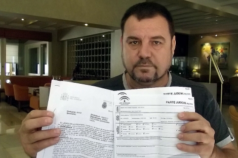 El afiliado a CGT, Jos Garca, muestra la denuncia contra Rubn Prez. | J.C.