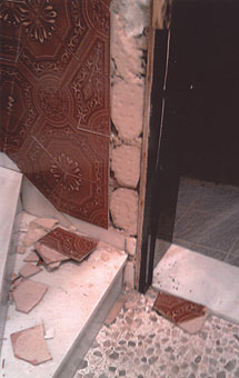 La puerta rota de la fallecida, tras el incidente.
