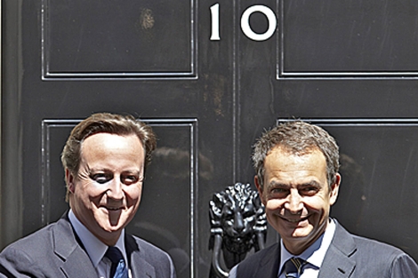 Cameron y Zapatero se saludan antes de su encuentro en Downing Street. | Afp