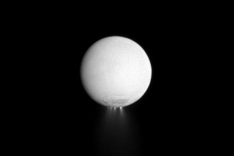 Enclado descarga vapor de agua sobre Saturno.|ESA