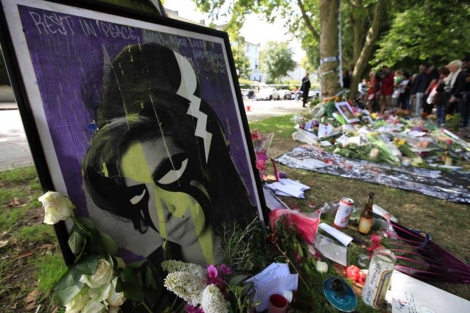 Flores y botellas en un altar improvisado cerca de la casa de Winehouse en Londres. | AP