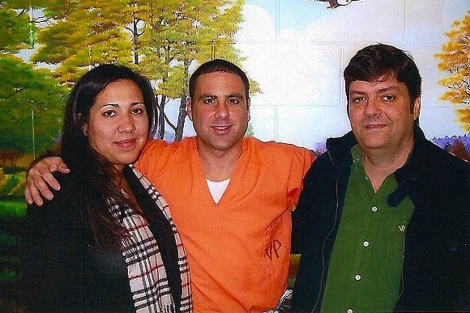 Pablo Ibar junto a su esposa y el periodista de EL MUNDO Manuel Aguilera. | EL MUNDO