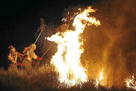 Incendio forestal en Serradilla del Llano (Salamanca). | Efe