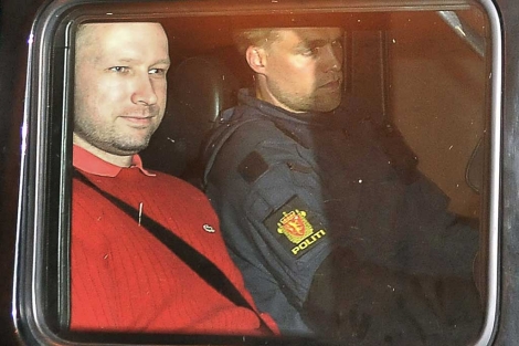 Anders Behring Breivik deja el tribunal escoltado por la policía noruega. | Afp