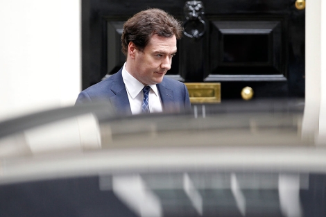 George Osborne, sale del 11 de Downing Street la semana pasada. | Reuters