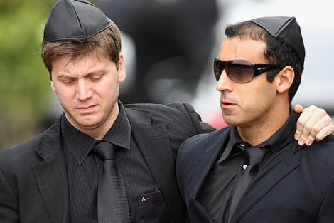 Zukerman y Machado, los "impostores", en el funeral l Reuters