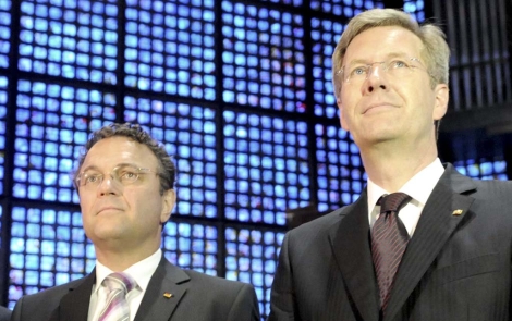 Hans-Peter Friedrich (I), acompaado del presidente alemn, Christian Wulff. | Reuters