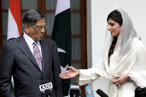 Los ministros de Exteriores de la India (i.) y Pakistn se saludan en Nueva Delhi. | AP