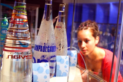 Algunas botellas estn firmadas por diseadores reconocidos. | Marta Casellas