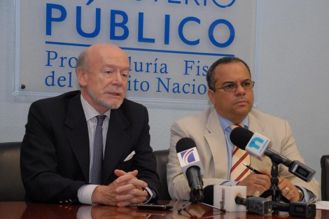 El cnsul de Espaa en Santo Domingo , Manuel Lorenzo (i) detalla el caso.| Efe