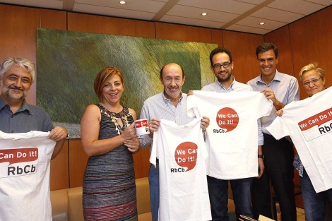 El candidato con parte de su equipo y la camiseta con el lema. | ELMUNDO.es