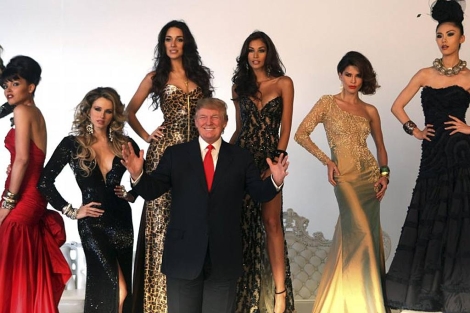Donald Trump junto a las reinas 'Miss Universo'. | Reuteurs