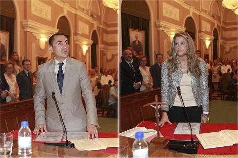 Juan Mara Calles (PSOE) ha 'prometido' y Beatriz Jimnez (PP) ha 'jurado'. | ELMUNDO.es