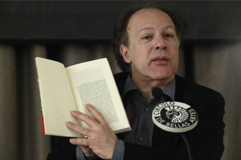 El escritor Javier Marías, en la presentación de 'Los enamoramientos'. | Antonio M. Xoubanova