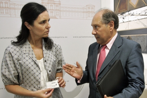 Luciano Faria entrega la memoria a Pilar Rojo en el Parlamento. | Efe